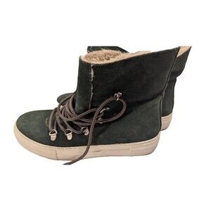 JC‎ play Sz 8 women's green sueded sneakers soft faux fur inside cushy soft
